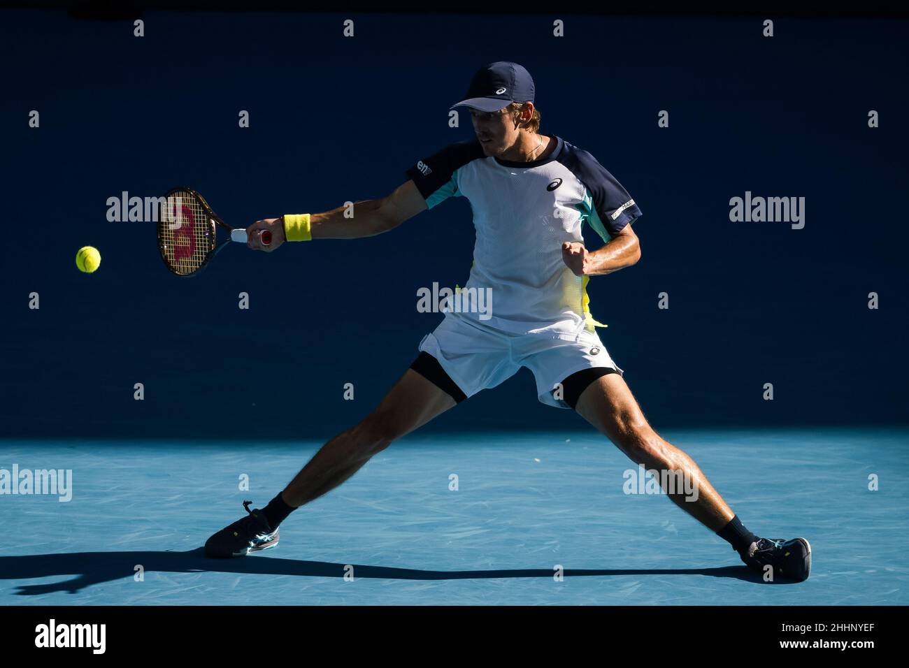 MELBOURNE, AUSTRALIEN - 24. JANUAR: Alex De Minaur aus Australien während seines vierten Männermatches während der Australian Open 2022 im Melbourne Park am 24. Januar 2022 in Melbourne, Australien (Foto: Andy Astfalck/Orange Picles) Stockfoto