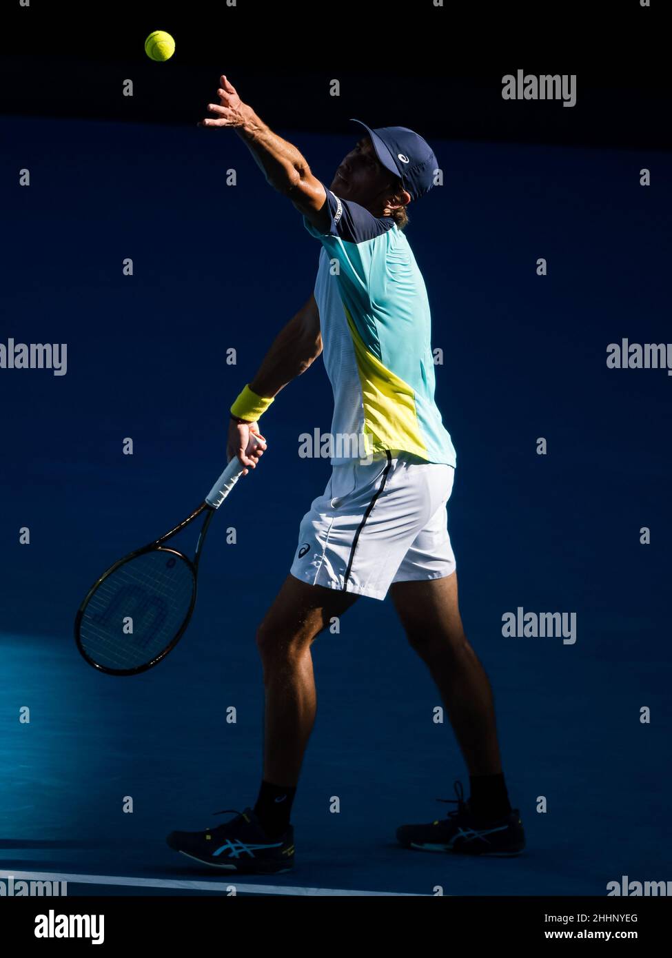 MELBOURNE, AUSTRALIEN - 24. JANUAR: Alex De Minaur aus Australien während seines vierten Männermatches während der Australian Open 2022 im Melbourne Park am 24. Januar 2022 in Melbourne, Australien (Foto: Andy Astfalck/Orange Picles) Stockfoto