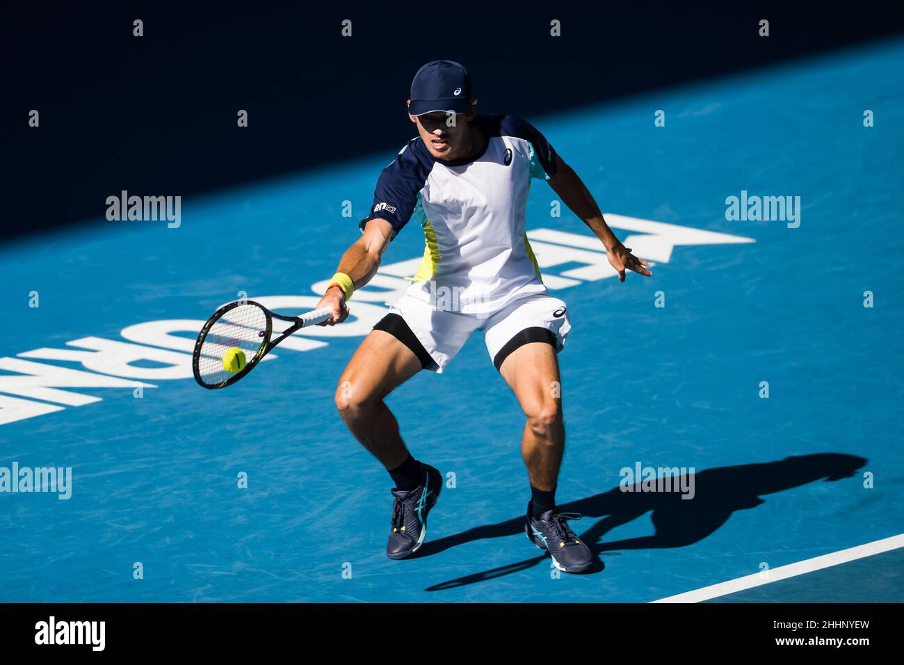 MELBOURNE, AUSTRALIEN - 24. JANUAR: Alex De Minaur aus Australien während seines vierten Männermatches während der Australian Open 2022 im Melbourne Park am 24. Januar 2022 in Melbourne, Australien (Foto: Andy Astfalck/Orange Picles) Stockfoto