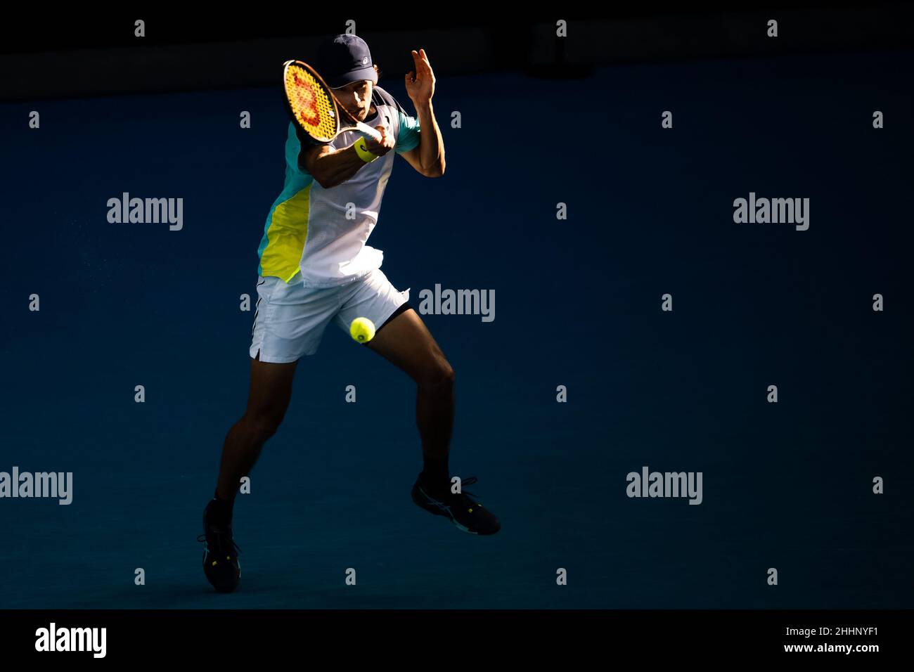 MELBOURNE, AUSTRALIEN - 24. JANUAR: Alex De Minaur aus Australien während seines vierten Männermatches während der Australian Open 2022 im Melbourne Park am 24. Januar 2022 in Melbourne, Australien (Foto: Andy Astfalck/Orange Picles) Stockfoto