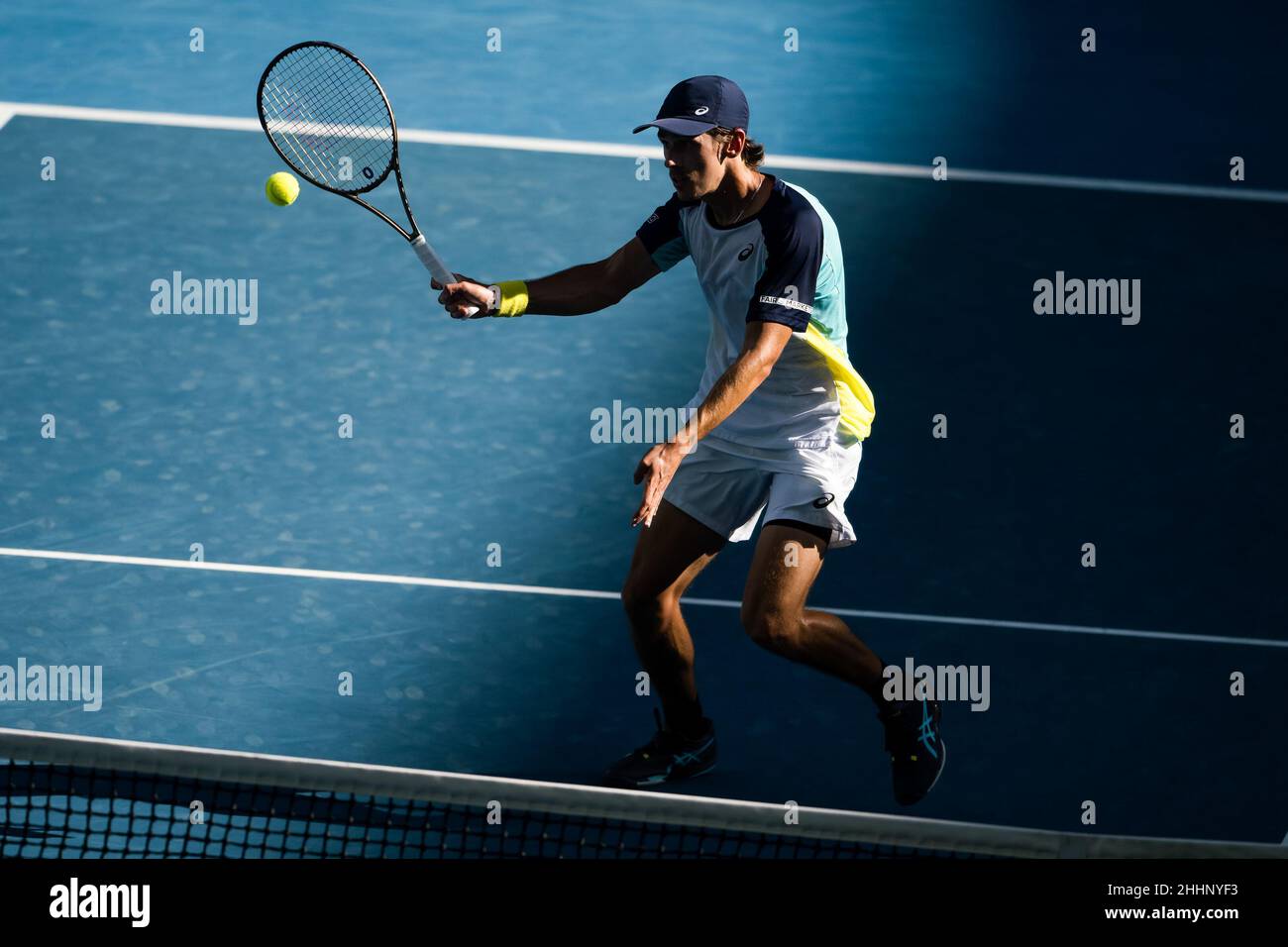 MELBOURNE, AUSTRALIEN - 24. JANUAR: Alex De Minaur aus Australien während seines vierten Männermatches während der Australian Open 2022 im Melbourne Park am 24. Januar 2022 in Melbourne, Australien (Foto: Andy Astfalck/Orange Picles) Stockfoto