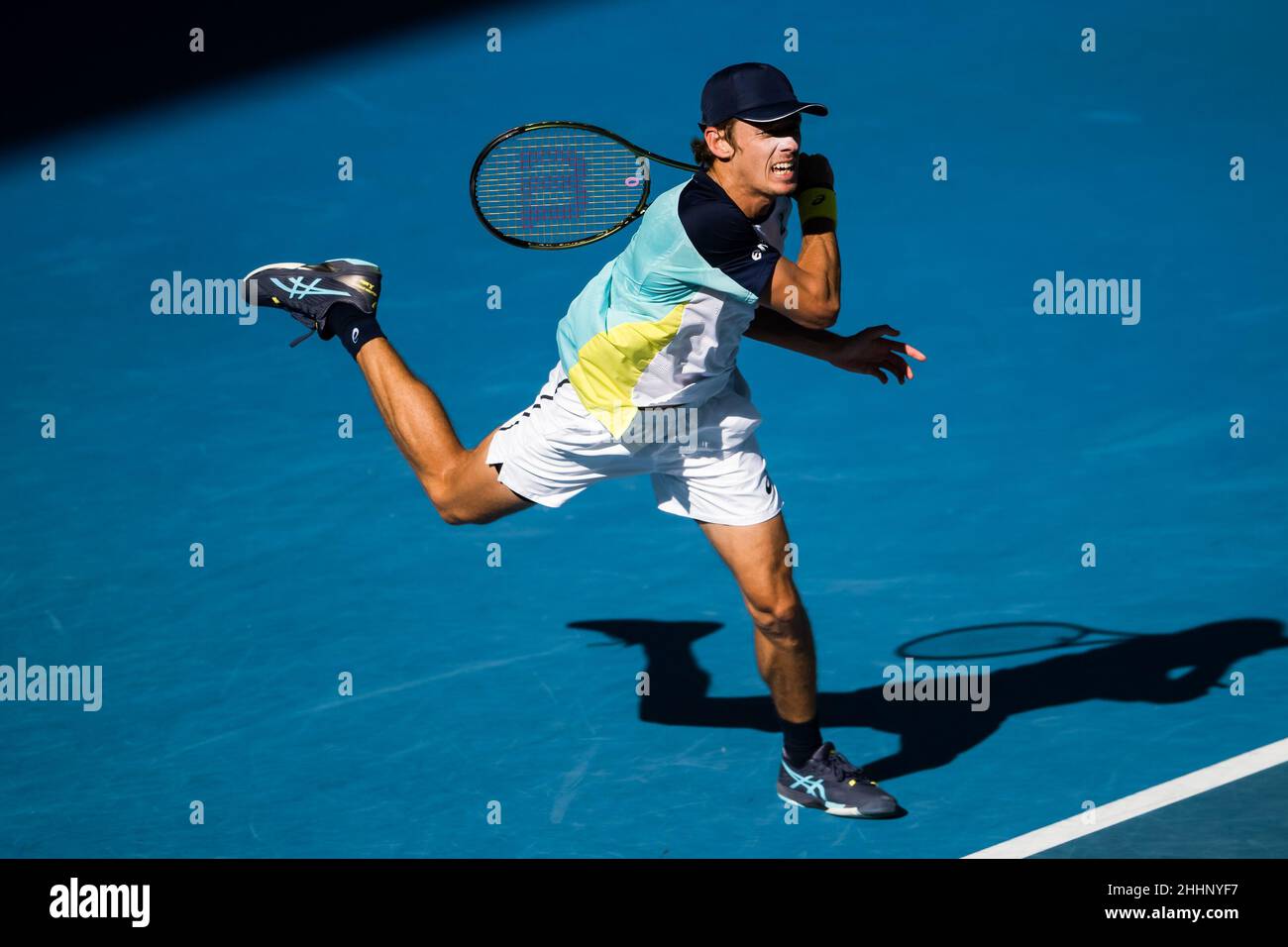 MELBOURNE, AUSTRALIEN - 24. JANUAR: Alex De Minaur aus Australien während seines vierten Männermatches während der Australian Open 2022 im Melbourne Park am 24. Januar 2022 in Melbourne, Australien (Foto: Andy Astfalck/Orange Picles) Stockfoto