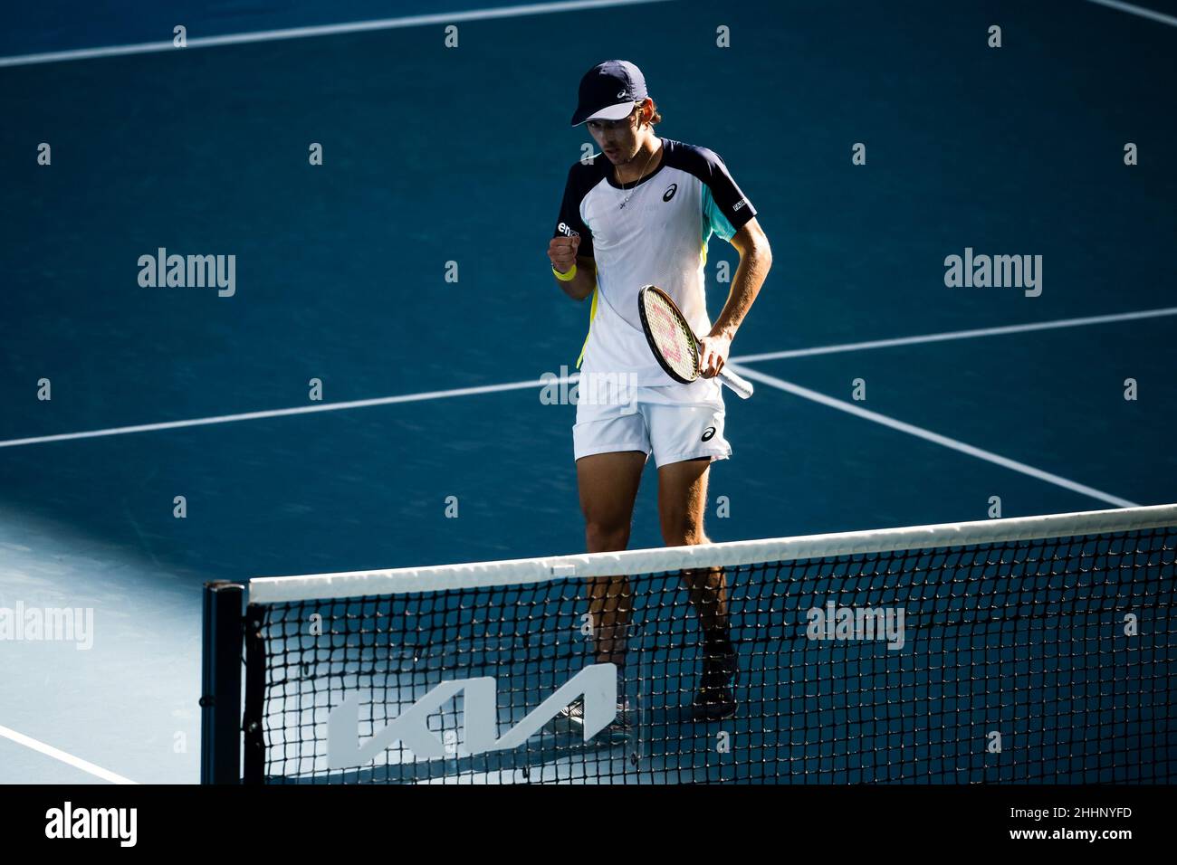 MELBOURNE, AUSTRALIEN - 24. JANUAR: Alex De Minaur aus Australien während seines vierten Männermatches während der Australian Open 2022 im Melbourne Park am 24. Januar 2022 in Melbourne, Australien (Foto: Andy Astfalck/Orange Picles) Stockfoto