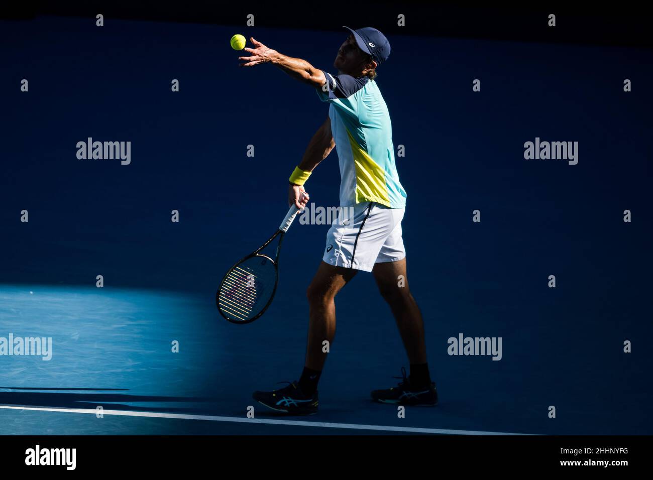 MELBOURNE, AUSTRALIEN - 24. JANUAR: Alex De Minaur aus Australien während seines vierten Männermatches während der Australian Open 2022 im Melbourne Park am 24. Januar 2022 in Melbourne, Australien (Foto: Andy Astfalck/Orange Picles) Stockfoto