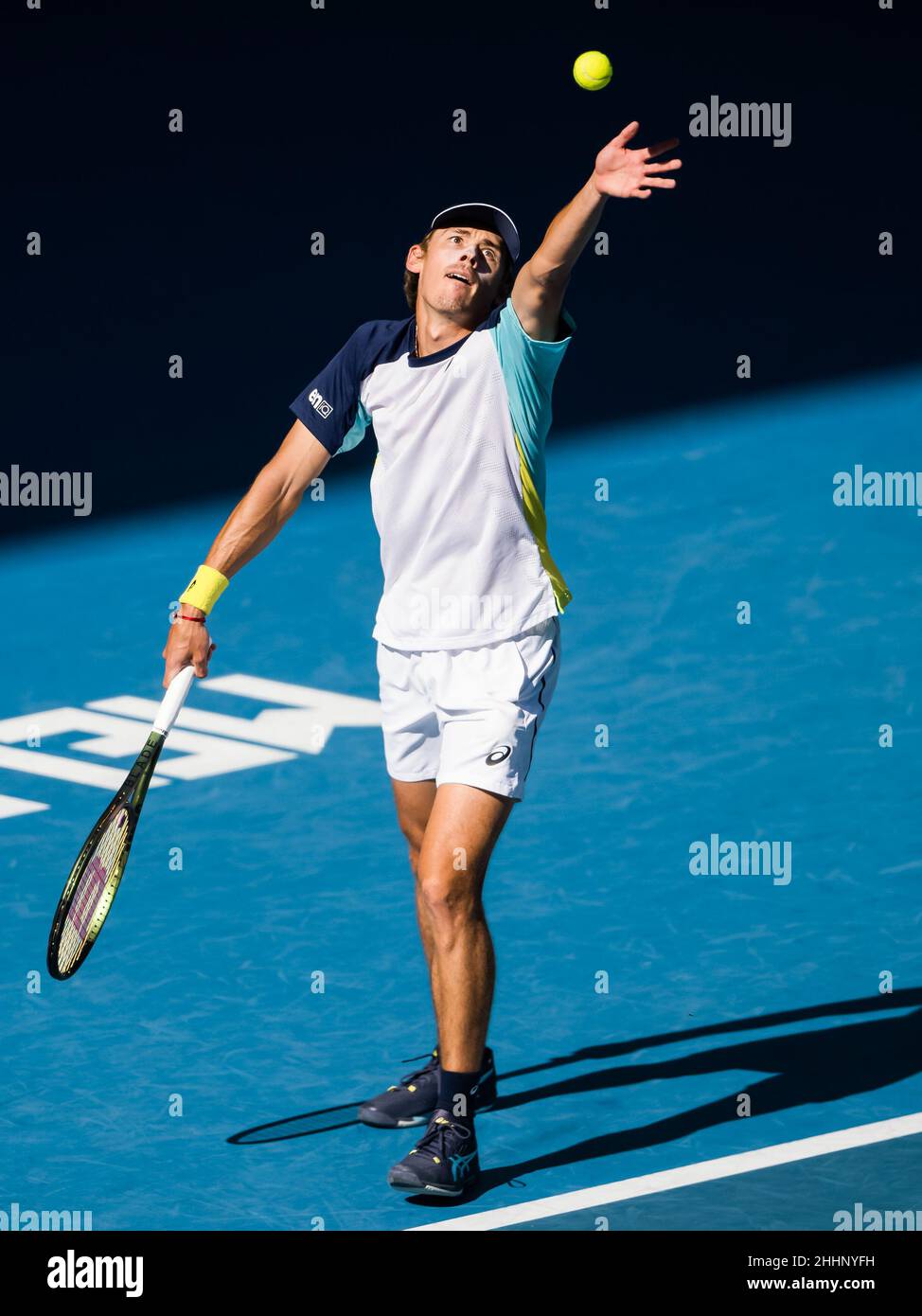 MELBOURNE, AUSTRALIEN - 24. JANUAR: Alex De Minaur aus Australien während seines vierten Männermatches während der Australian Open 2022 im Melbourne Park am 24. Januar 2022 in Melbourne, Australien (Foto: Andy Astfalck/Orange Picles) Stockfoto