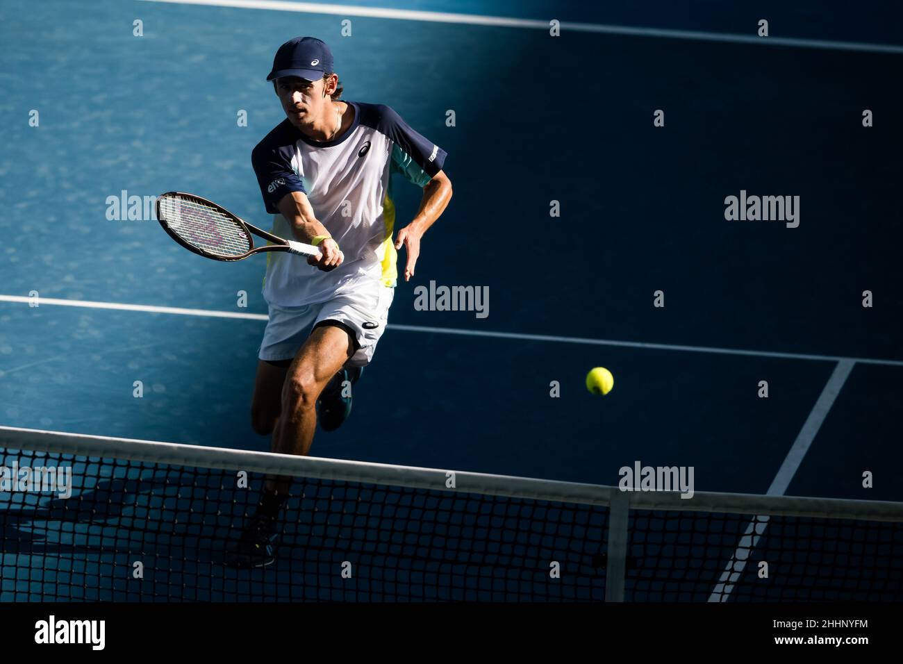 MELBOURNE, AUSTRALIEN - 24. JANUAR: Alex De Minaur aus Australien während seines vierten Männermatches während der Australian Open 2022 im Melbourne Park am 24. Januar 2022 in Melbourne, Australien (Foto: Andy Astfalck/Orange Picles) Stockfoto