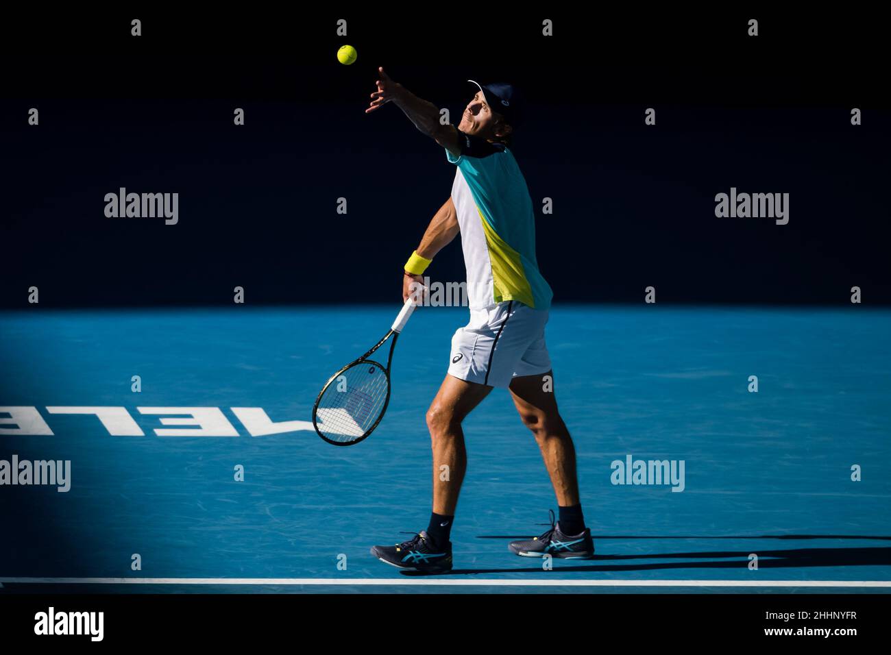 MELBOURNE, AUSTRALIEN - 24. JANUAR: Alex De Minaur aus Australien während seines vierten Männermatches während der Australian Open 2022 im Melbourne Park am 24. Januar 2022 in Melbourne, Australien (Foto: Andy Astfalck/Orange Picles) Stockfoto