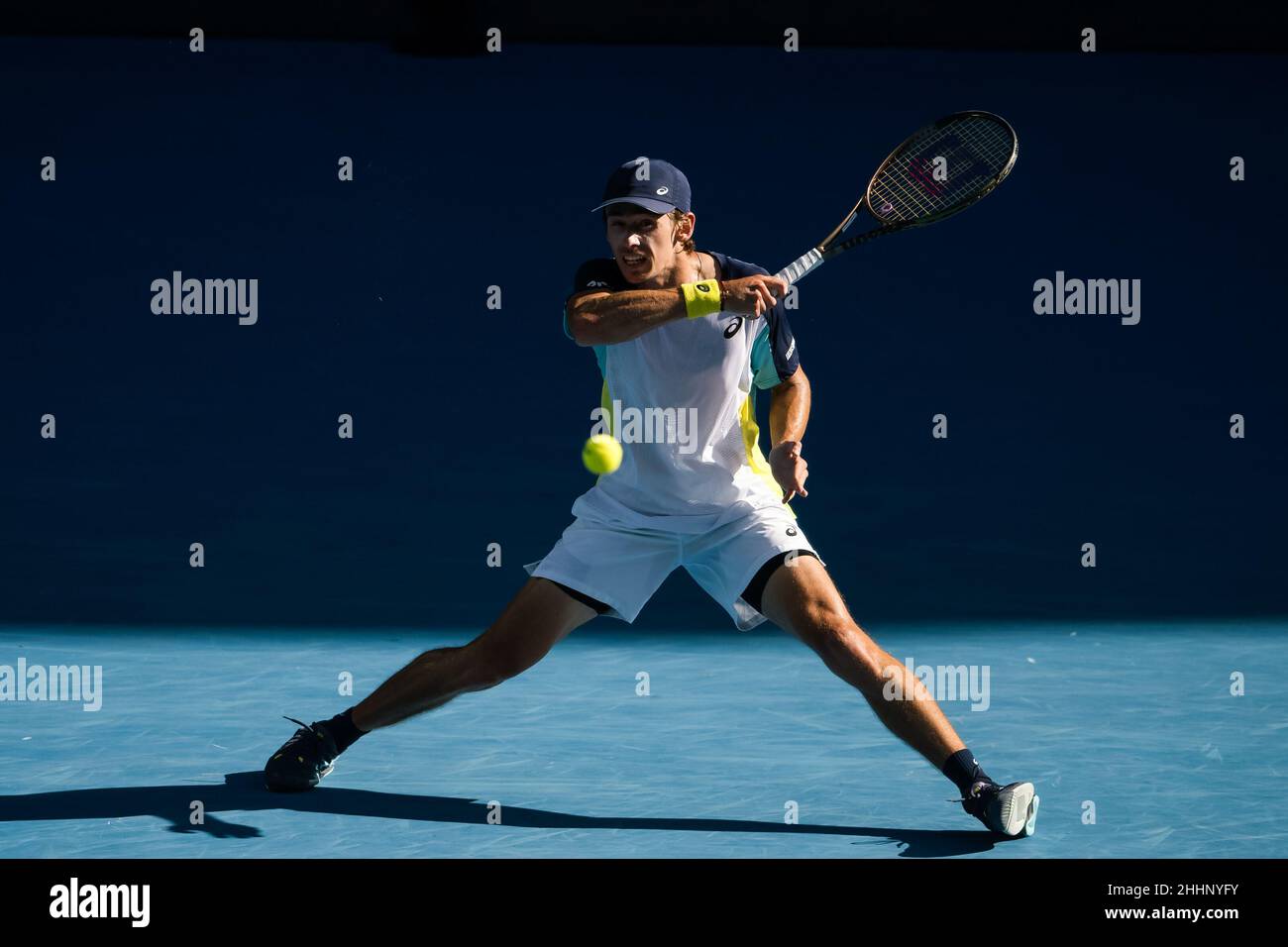MELBOURNE, AUSTRALIEN - 24. JANUAR: Alex De Minaur aus Australien während seines vierten Männermatches während der Australian Open 2022 im Melbourne Park am 24. Januar 2022 in Melbourne, Australien (Foto: Andy Astfalck/Orange Picles) Stockfoto