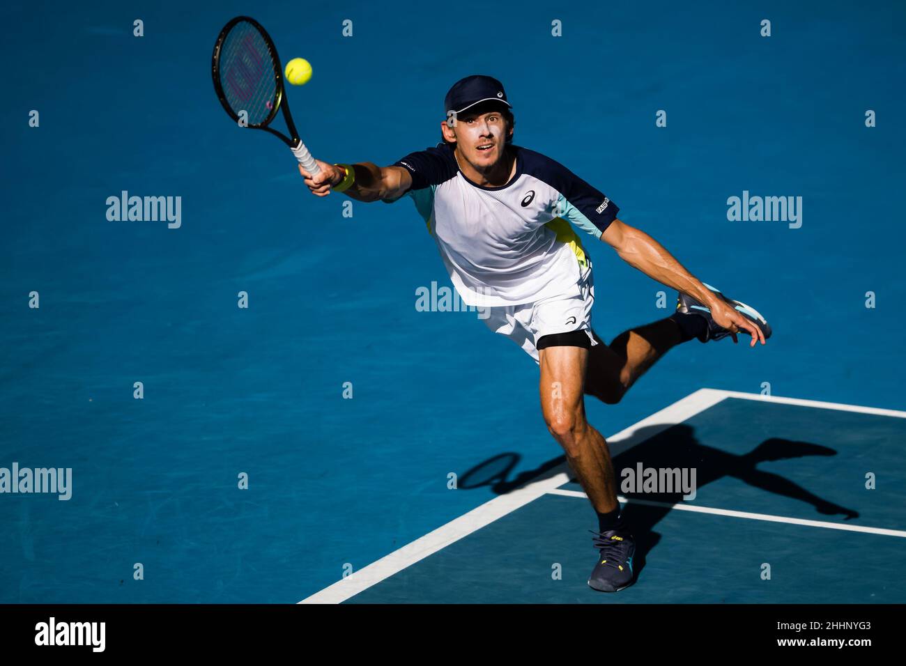 MELBOURNE, AUSTRALIEN - 24. JANUAR: Alex De Minaur aus Australien während seines vierten Männermatches während der Australian Open 2022 im Melbourne Park am 24. Januar 2022 in Melbourne, Australien (Foto: Andy Astfalck/Orange Picles) Stockfoto