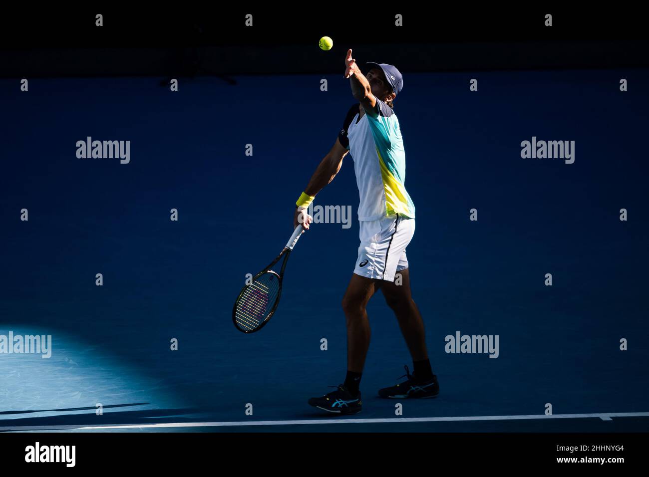MELBOURNE, AUSTRALIEN - 24. JANUAR: Alex De Minaur aus Australien während seines vierten Männermatches während der Australian Open 2022 im Melbourne Park am 24. Januar 2022 in Melbourne, Australien (Foto: Andy Astfalck/Orange Picles) Stockfoto