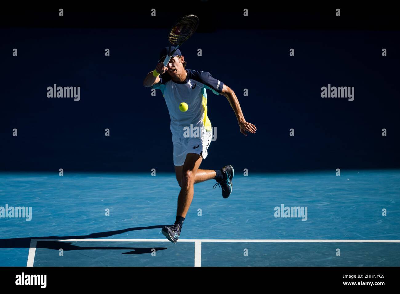 MELBOURNE, AUSTRALIEN - 24. JANUAR: Alex De Minaur aus Australien während seines vierten Männermatches während der Australian Open 2022 im Melbourne Park am 24. Januar 2022 in Melbourne, Australien (Foto: Andy Astfalck/Orange Picles) Stockfoto