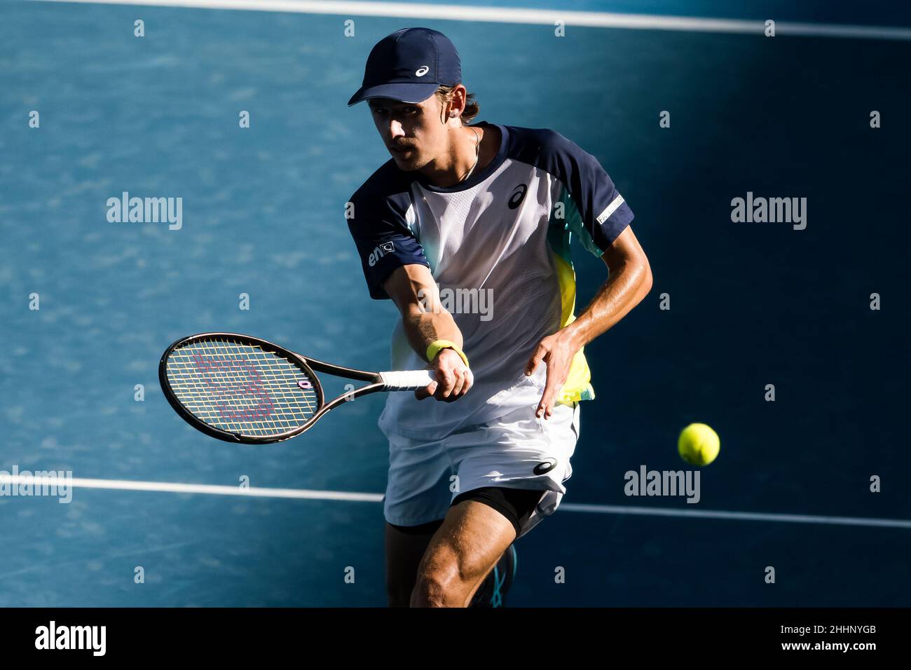 MELBOURNE, AUSTRALIEN - 24. JANUAR: Alex De Minaur aus Australien während seines vierten Männermatches während der Australian Open 2022 im Melbourne Park am 24. Januar 2022 in Melbourne, Australien (Foto: Andy Astfalck/Orange Picles) Stockfoto