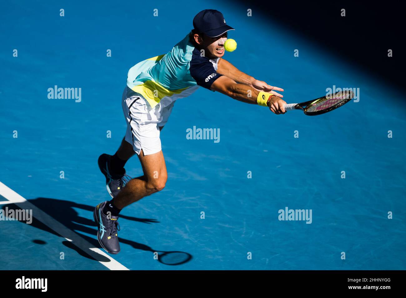 MELBOURNE, AUSTRALIEN - 24. JANUAR: Alex De Minaur aus Australien während seines vierten Männermatches während der Australian Open 2022 im Melbourne Park am 24. Januar 2022 in Melbourne, Australien (Foto: Andy Astfalck/Orange Picles) Stockfoto