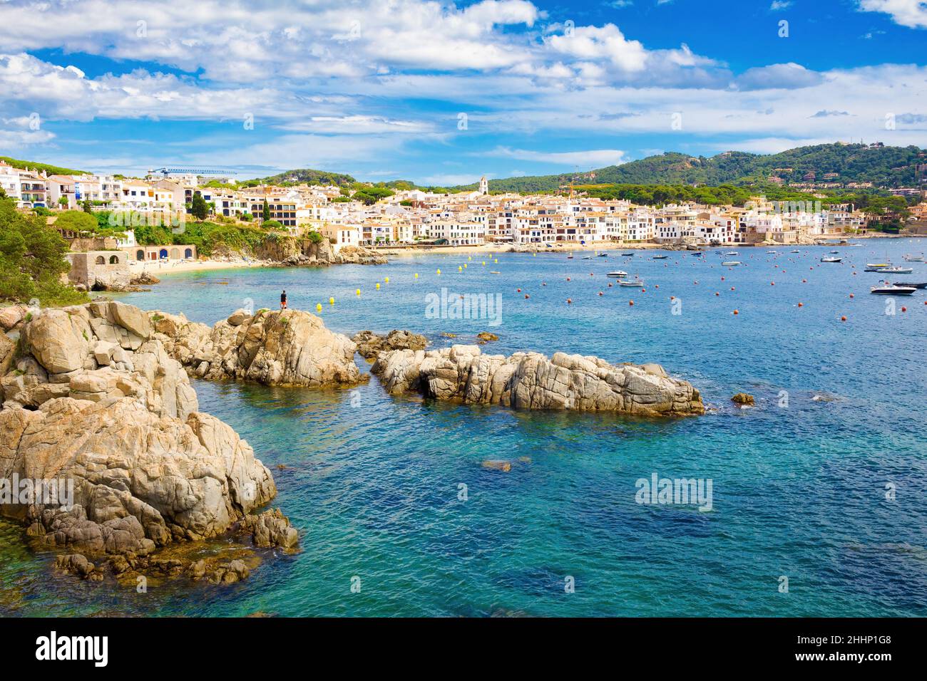 Panorama der Bucht von Calella mit der Bevölkerung im Hintergrund. Calella Palafrugell, Katalonien, Spanien Stockfoto