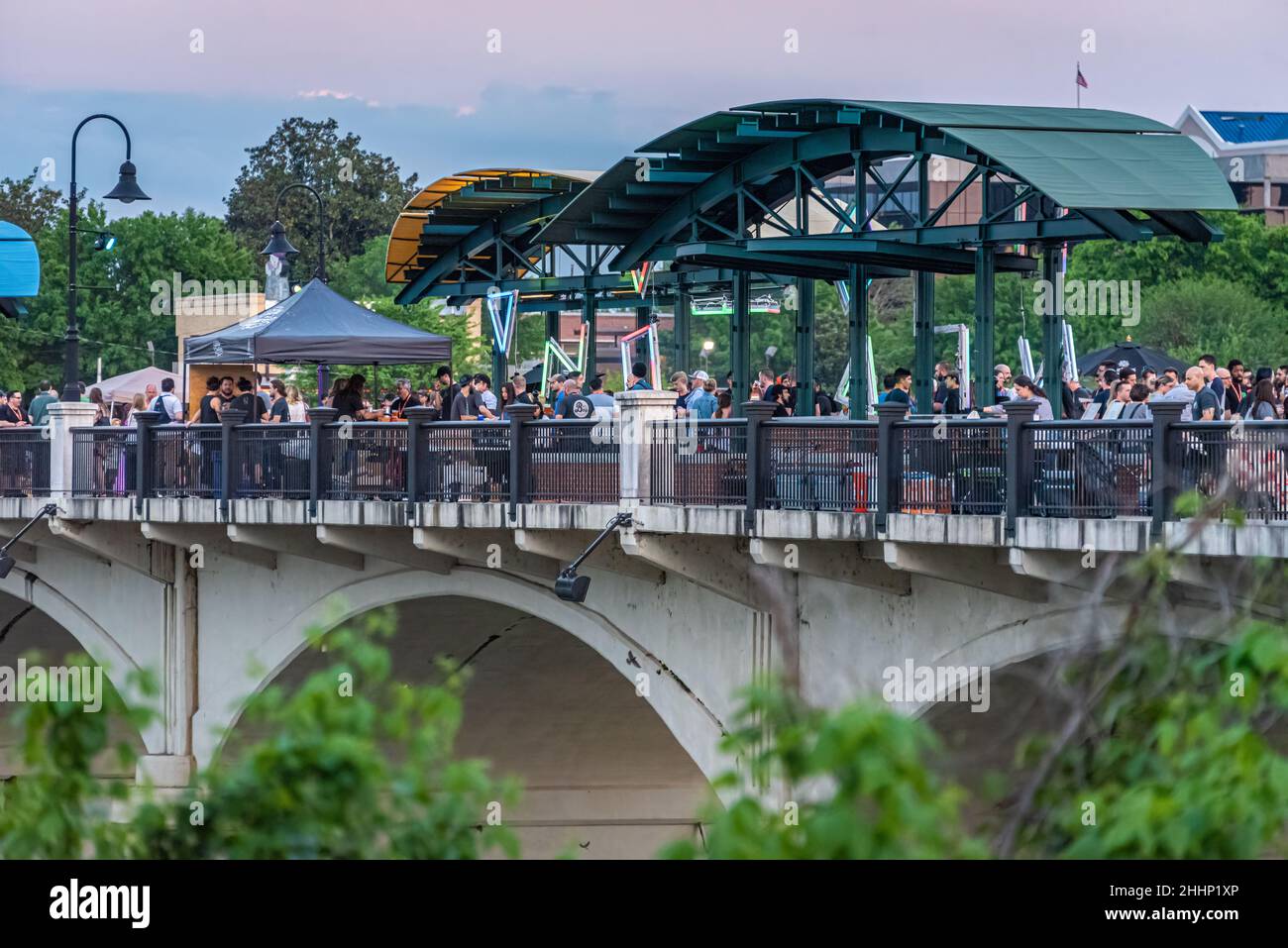 Creative South Bridge Party auf der Fußgängerbrücke über den Chattahoochee River zwischen Columbus, Georgia, und Phenix City, Alabama. (USA) Stockfoto