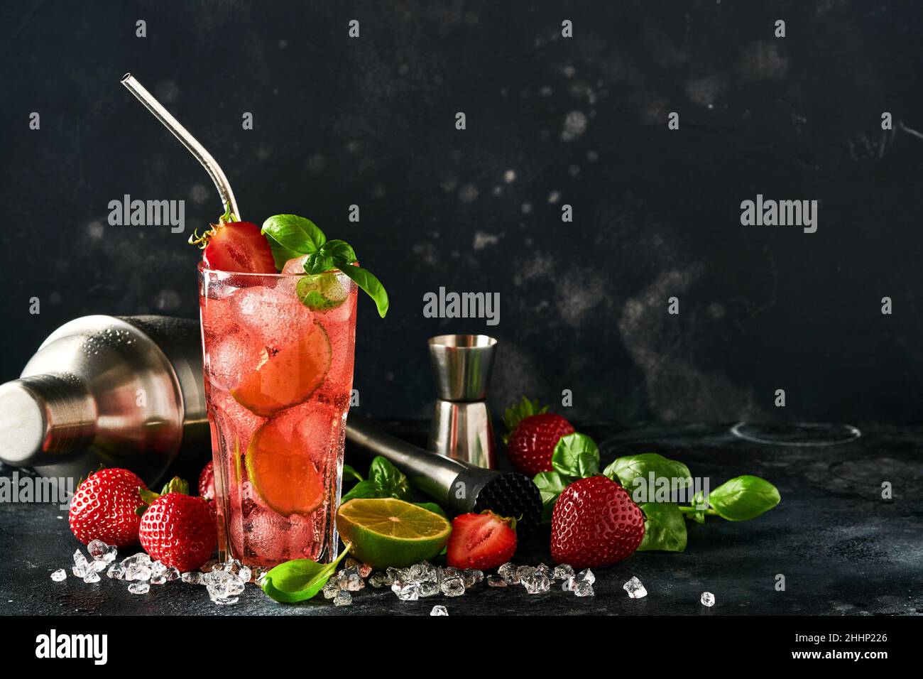 Punch-Cocktail. Zwei Gläser Punsch und frische Zutaten für die Herstellung von Limonade, infusem Detox-Wasser oder Cocktail. Erdbeeren, Limette, Minze, Basilikum, Eis Stockfoto