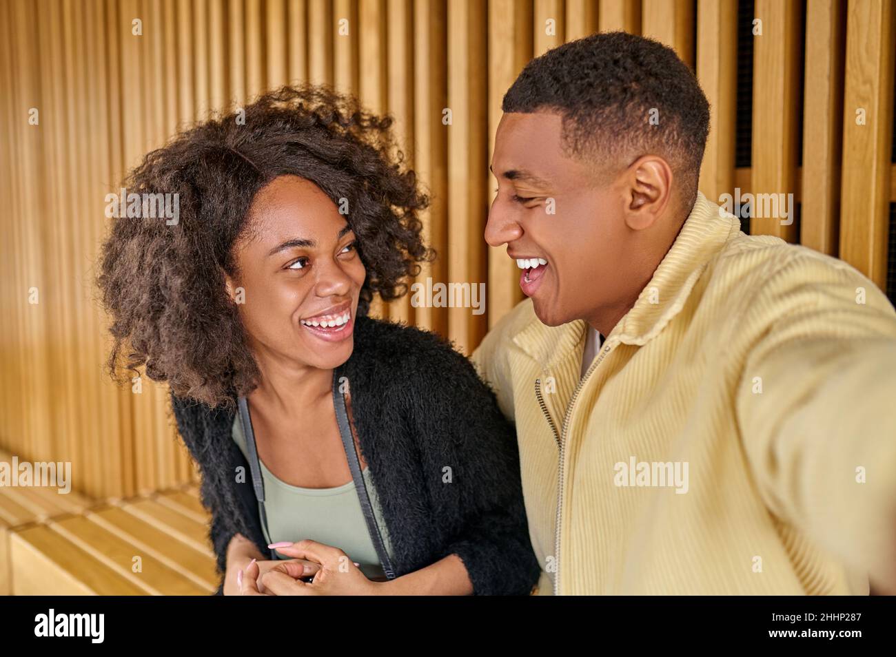 Mann und Frau sitzen und schauen einander an Stockfoto