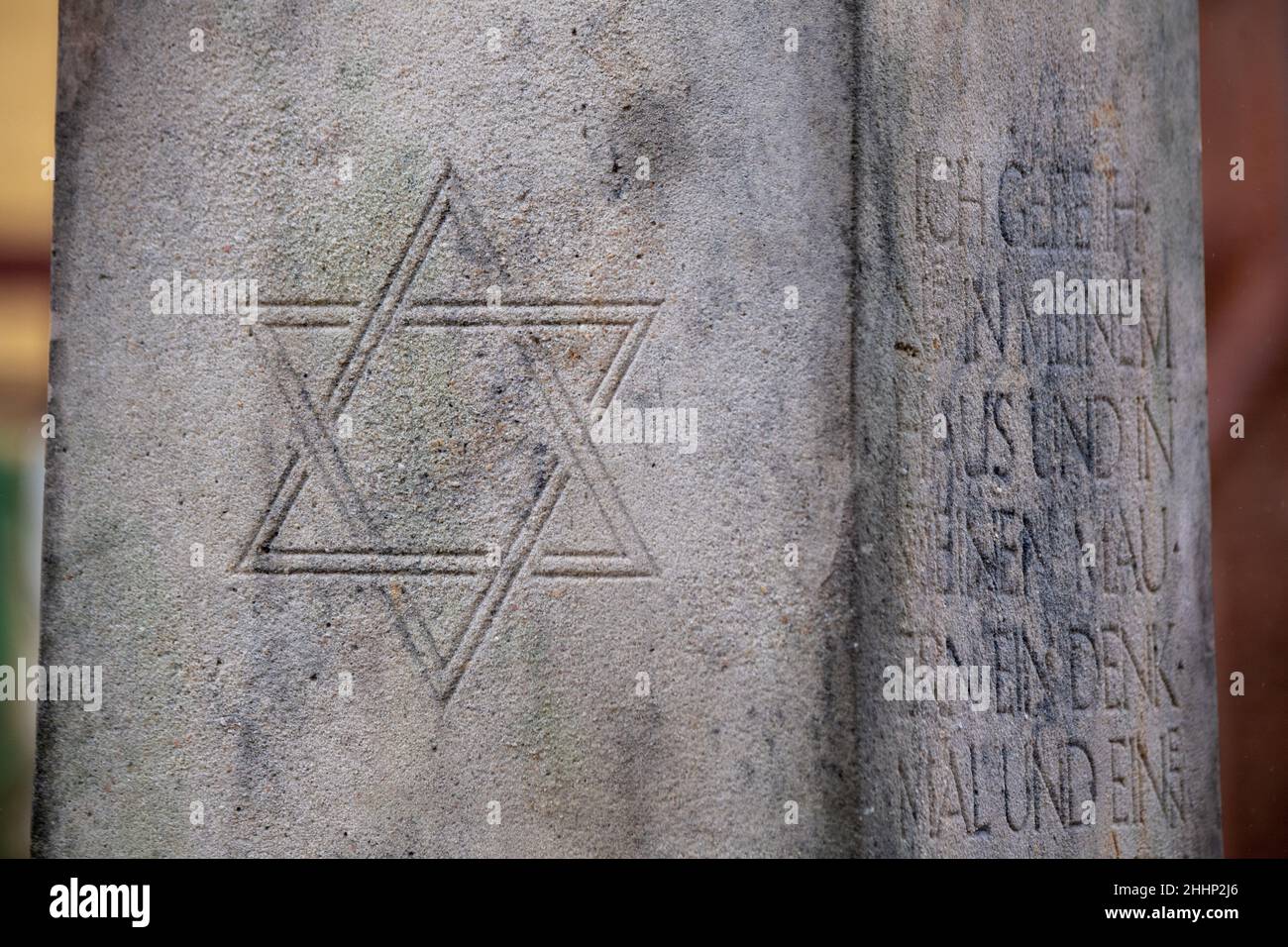 Stralsund, Deutschland. 25th Januar 2022. Eine Gedenkstele im Johanniskloster. Es erinnert an die Vertreibung und den Mord an den Juden in Stralsund. Der 27. Januar ist der Internationale Tag des Gedenkens an die Opfer des Holocaust und der Befreiung des Konzentrationslagers Auschwitz-Birkenau. Quelle: Stefan Sauer/dpa/ZB/dpa/Alamy Live News Stockfoto