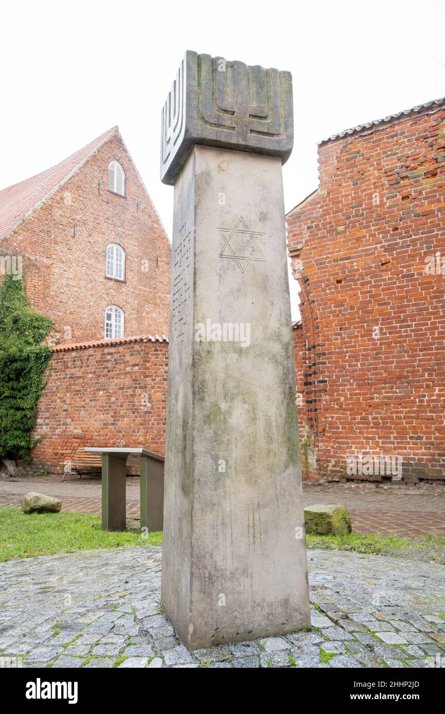 Stralsund, Deutschland. 25th Januar 2022. Im Johanniskloster steht eine Gedenkstele. Es erinnert an die Vertreibung und den Mord an den Juden in Stralsund. Der 27. Januar ist der Internationale Tag des Gedenkens an die Opfer des Holocaust und der Befreiung des Konzentrationslagers Auschwitz-Birkenau. Quelle: Stefan Sauer/dpa/ZB/dpa/Alamy Live News Stockfoto