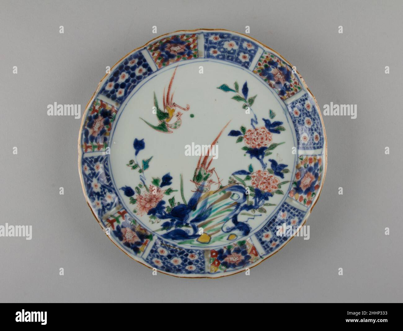 Gericht mit Vögeln und Blumen 17th Jahrhundert China. Gericht mit Vögeln und Blumen. China. 17th Jahrhundert. Porzellan mit Unterglasur kobaltblau und Überglasur polychrome Emaillen (Jingdezhen Ware) gemalt. Ming-Dynastie (1368–1644). Keramik Stockfoto