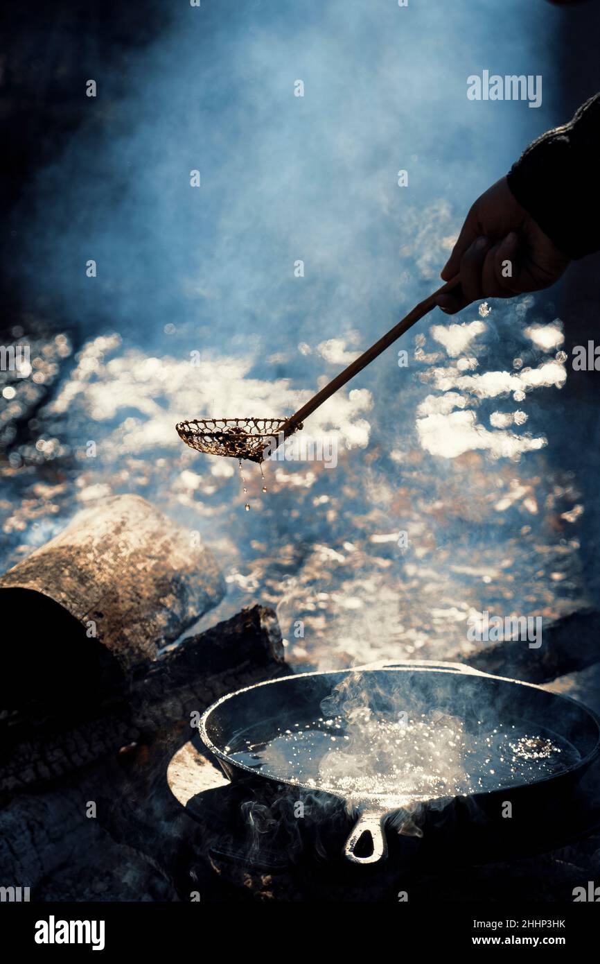 Kochen im Freien über Feuer Stockfoto