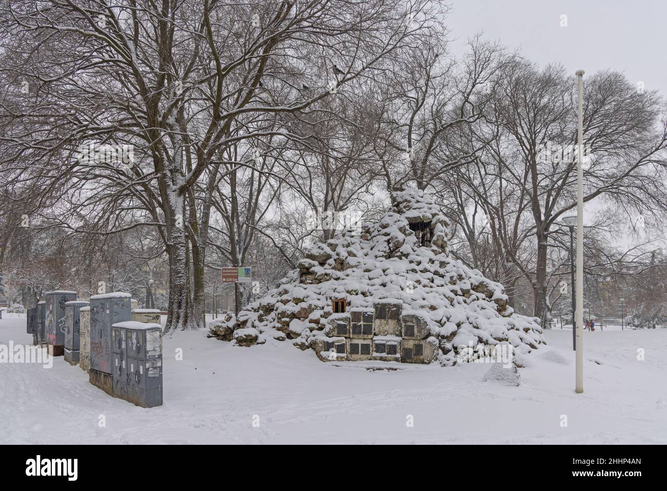 Belgrad, Serbien - 22. Januar 2022: Das Kajmakcalan Wachturm WWI Monument am kalten Wintertag ist mit Schnee bedeckt. Stockfoto