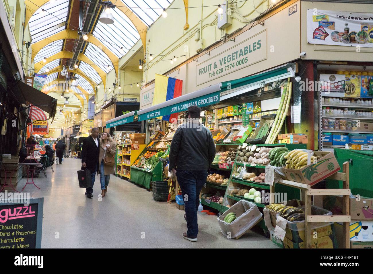 London, Großbritannien, 25. Januar 2022: In der Markthalle des Brixton Village können die Menschen in traditionellen oder internationalen Lebensmittelgeschäften einkaufen oder in Restaurants aus der ganzen Welt zu Mittag essen. Die Renovierung des Marktes hat den Markt vor dem Niedergang bewahrt, aber die Gentrifizierung ist auf Kosten älterer Unternehmen erfolgt und lässt einige der lokalen Schwarzen Gemeinde das Gefühl haben, ausgeschlossen zu sein. Anna Watson/Alamy Live News Stockfoto