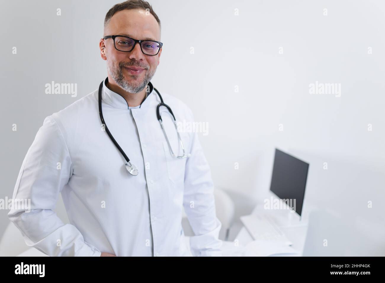 Porträt eines gutaussehenden kaukasischen männlichen Arztes mittleren Alters in der Klinik Stockfoto