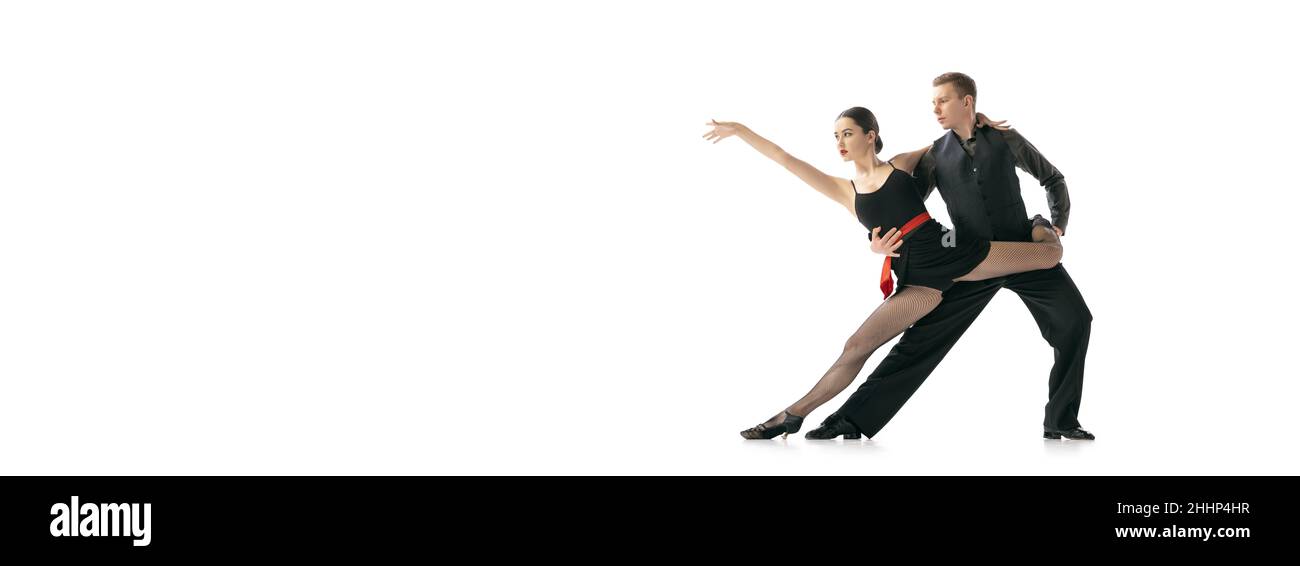 Horizontaler Flyer mit flexiblen jungen Tänzern, die argentinischen Tango auf weißem Studiohintergrund tanzen. Künstler in schwarzen Bühnenkostümen Stockfoto