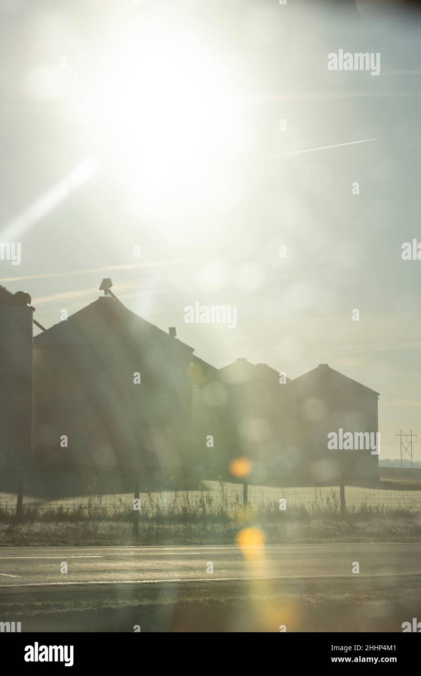 Blick auf Getreidebehälter vom Autofenster im ländlichen Illinois Stockfoto