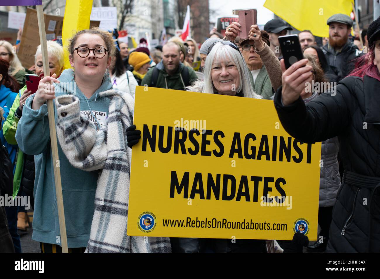 Anti-Vax-Protest Deansgate. Protestierende halten Unterzeichentext Krankenschwestern gegen Mandate. Manchester, Großbritannien Stockfoto