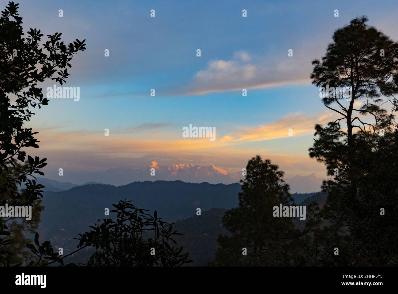 Wundervolle Aussicht auf die Himalaya-Gipfel von Binsar aus bei Sonnenaufgang Stockfoto