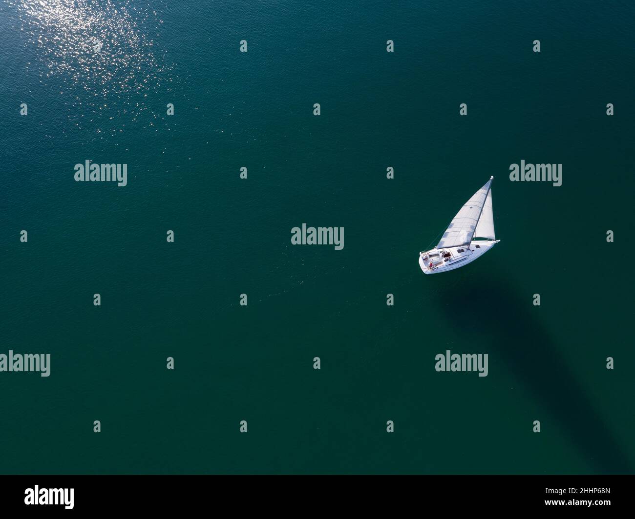 Segelboot von oben geschossen Stockfoto