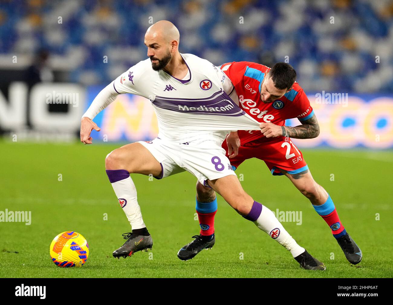 NEAPEL, ITALIEN - 13. JANUAR: Riccardo Saponara von ACF Fiorentina tritt beim Coppa Italia-Spiel zwischen SSC Napoli und ACF Fiorentina am 13. Januar 2022 im Stadio Diego Armando Maradona in Neapel, Italien, mit Matteo Politano vom SSC Napoli um den Ball an. (Foto nach MB-Medien) Stockfoto