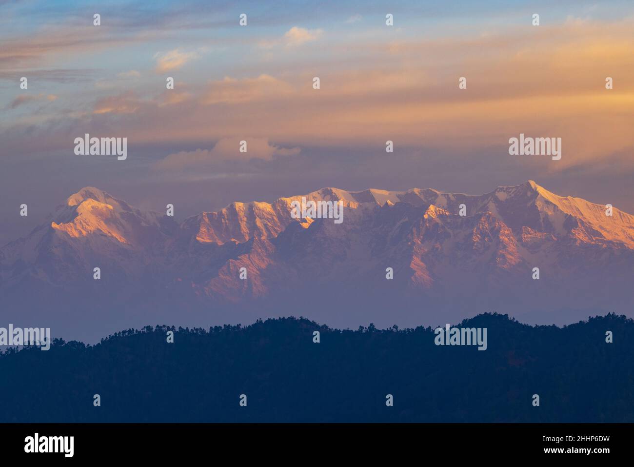 Schneebedeckte Himalaya-Gipfel, fotografiert von Binsar bei Sonnenaufgang Stockfoto