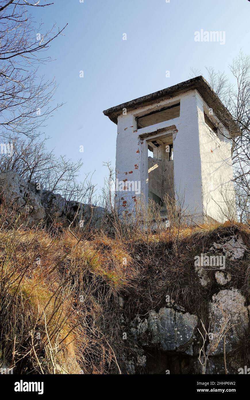 Der unzugängliche Kamm des Monte Sabotino (Sabotin) blickt über das enge Tal des Flusses Isonzo (Soca). Der Wachkasten markiert die Grenze zwischen Italien und Slowenien und erinnert uns daran, dass in den Jahren des Kalten Krieges der Eiserne Vorhang auf dieser Linie verlief. Stockfoto