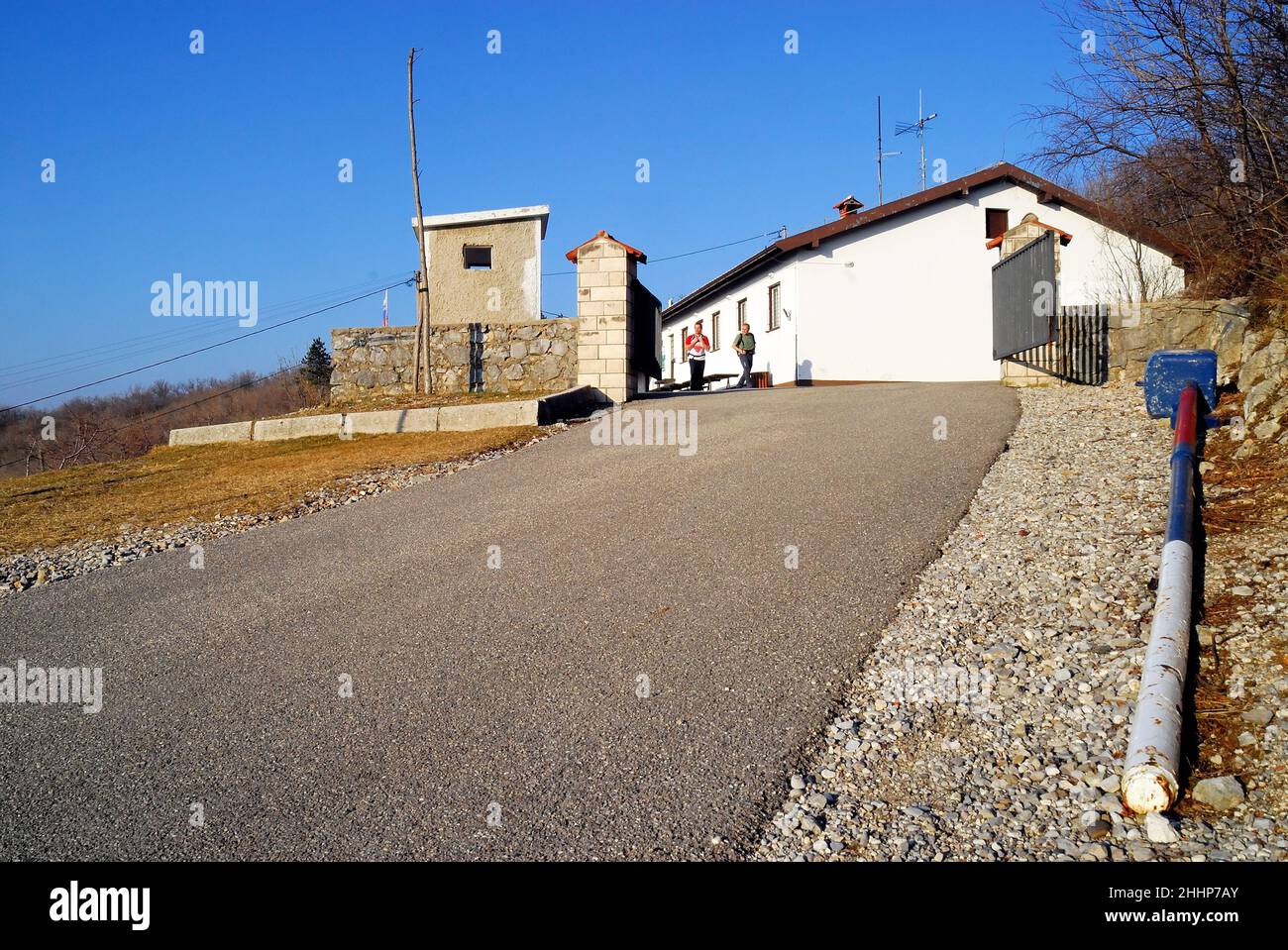 Der Monte Sabotino, ehemaliger Grenzposten zwischen Italien und Jugoslawien während des Kalten Krieges, ist heute ein Erfrischungsort, wo guter Wein und ausgezeichnete Aufschnitte serviert werden. Man kann die alte Bar noch auf dem Boden sehen. Stockfoto