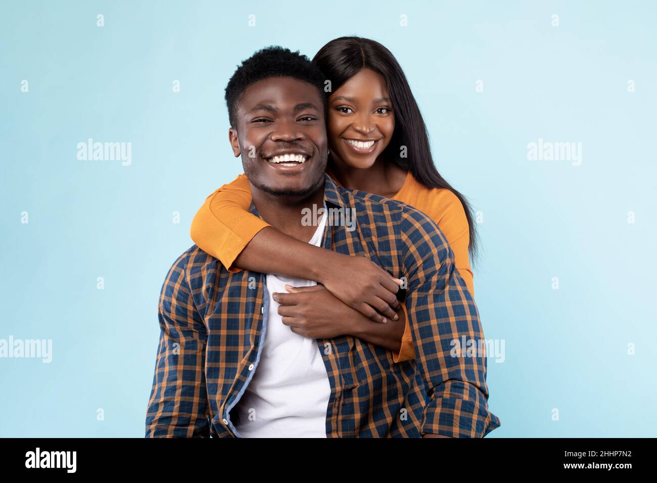 Afroamerikanische Dame, die mit ihrem Mann kuschelt Stockfoto