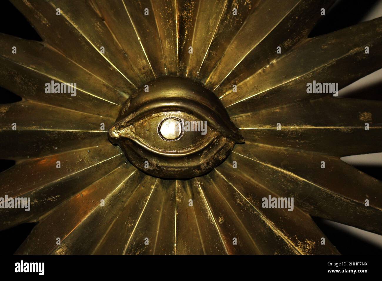 Gold offenes Auge mit Strahlen um ihn herum. Illuminaten, wachsames Auge, hungrig nach Gold, Blick auf das Geldkonzept. Stockfoto