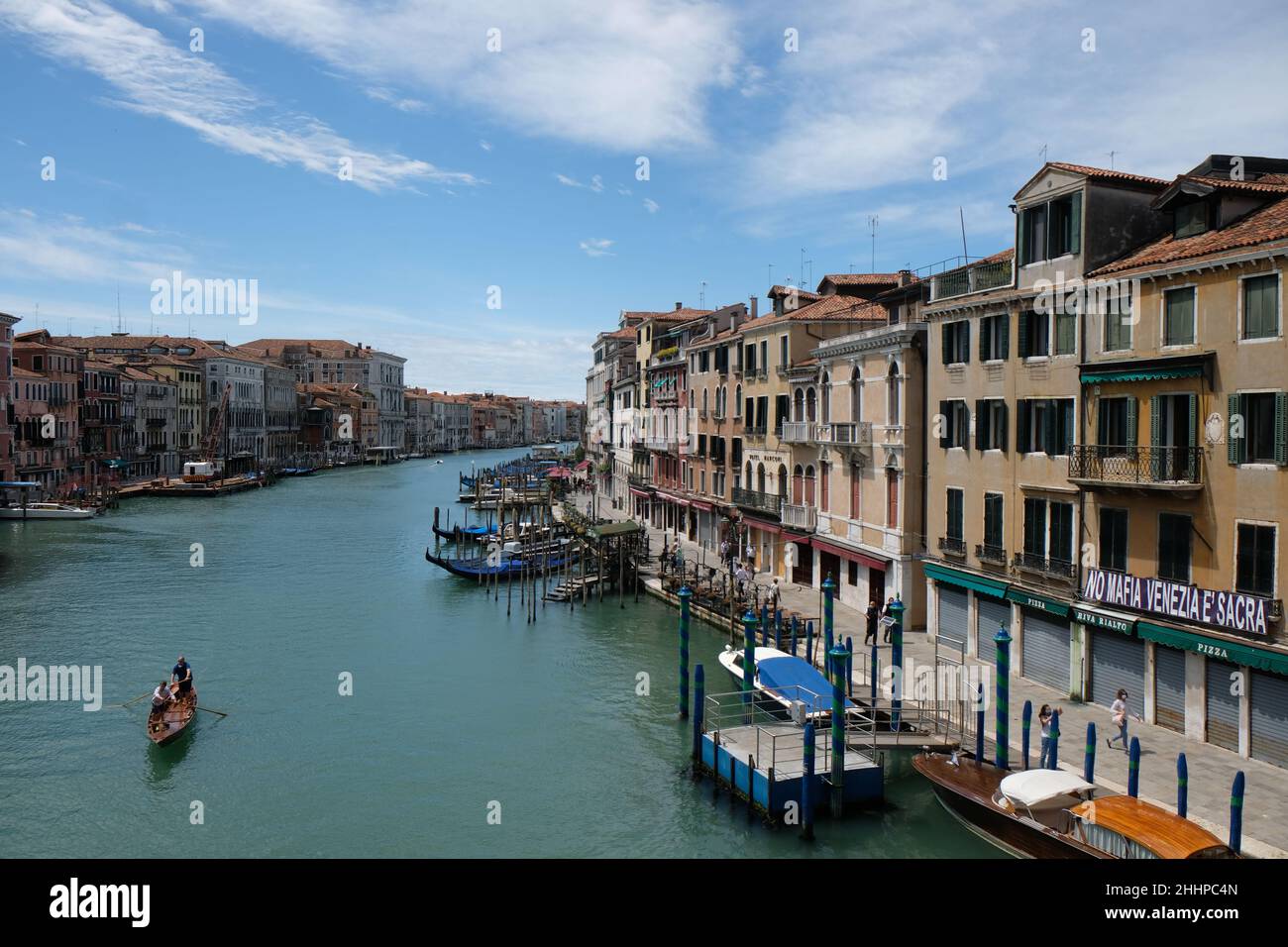 Ein Mann rudert sein Boot entlang des Canale Grande in Venedig, Italien, 24. Mai 2020. Stockfoto