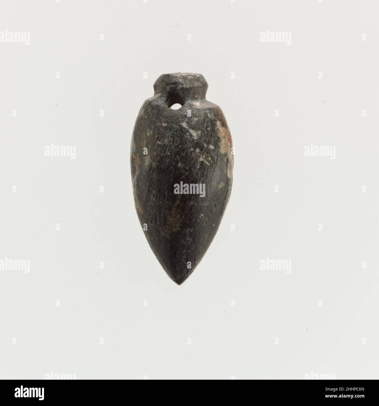 Steatit Anhänger ca. 3rd–Anfang des 2nd. Jahrtausends v. Chr. Minoischer Anhänger in Form eines Blattes. Steatit Anhänger 252317 Minoan, Steatit Anhänger, ca. 3rd?Anfang 2nd Jahrtausend v. Chr., Steatit, L. 3/4 Zoll (2 cm). Das Metropolitan Museum of Art, New York. Vermächtnis von Richard B. Seager, 1926 (26.31.389) Stockfoto