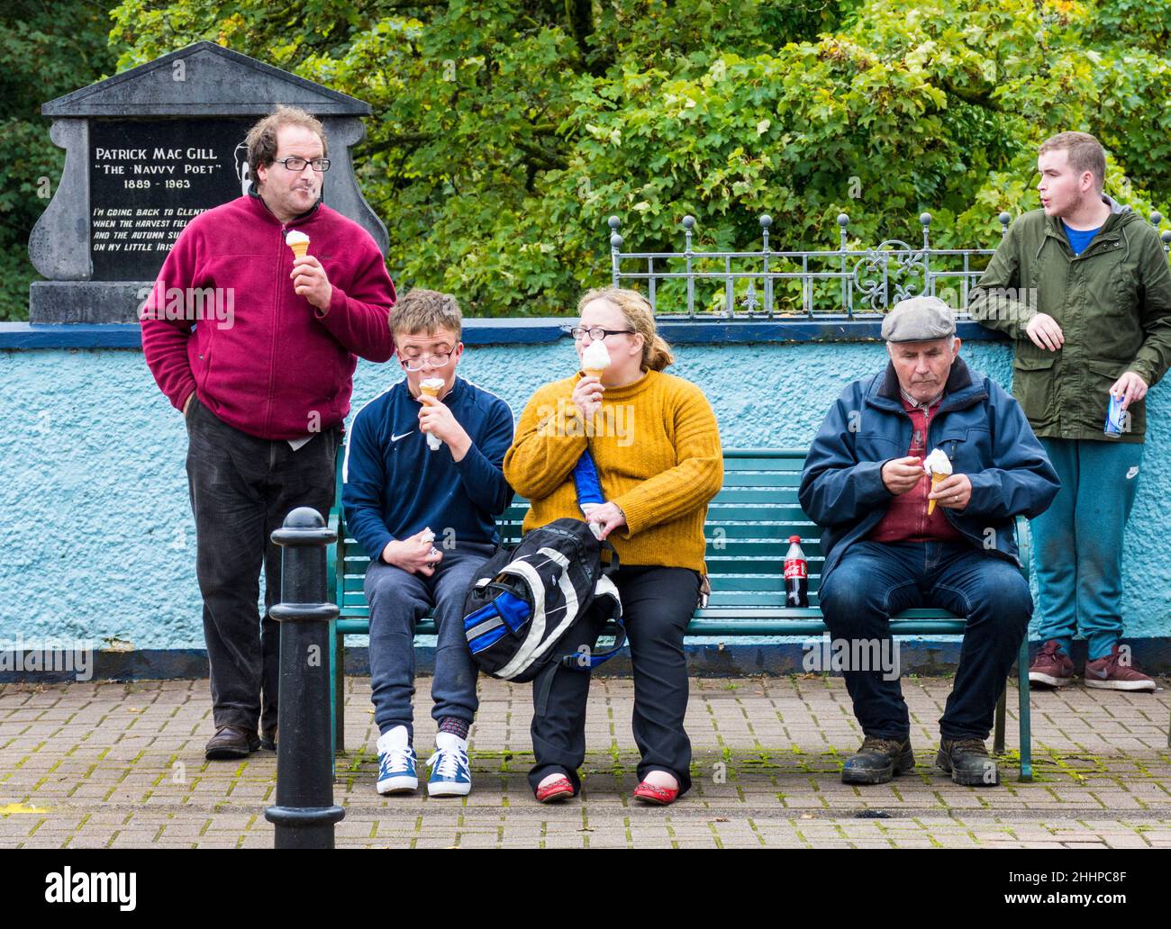 Menschen essen Eis in Glenties, County Donegal, Irland Stockfoto