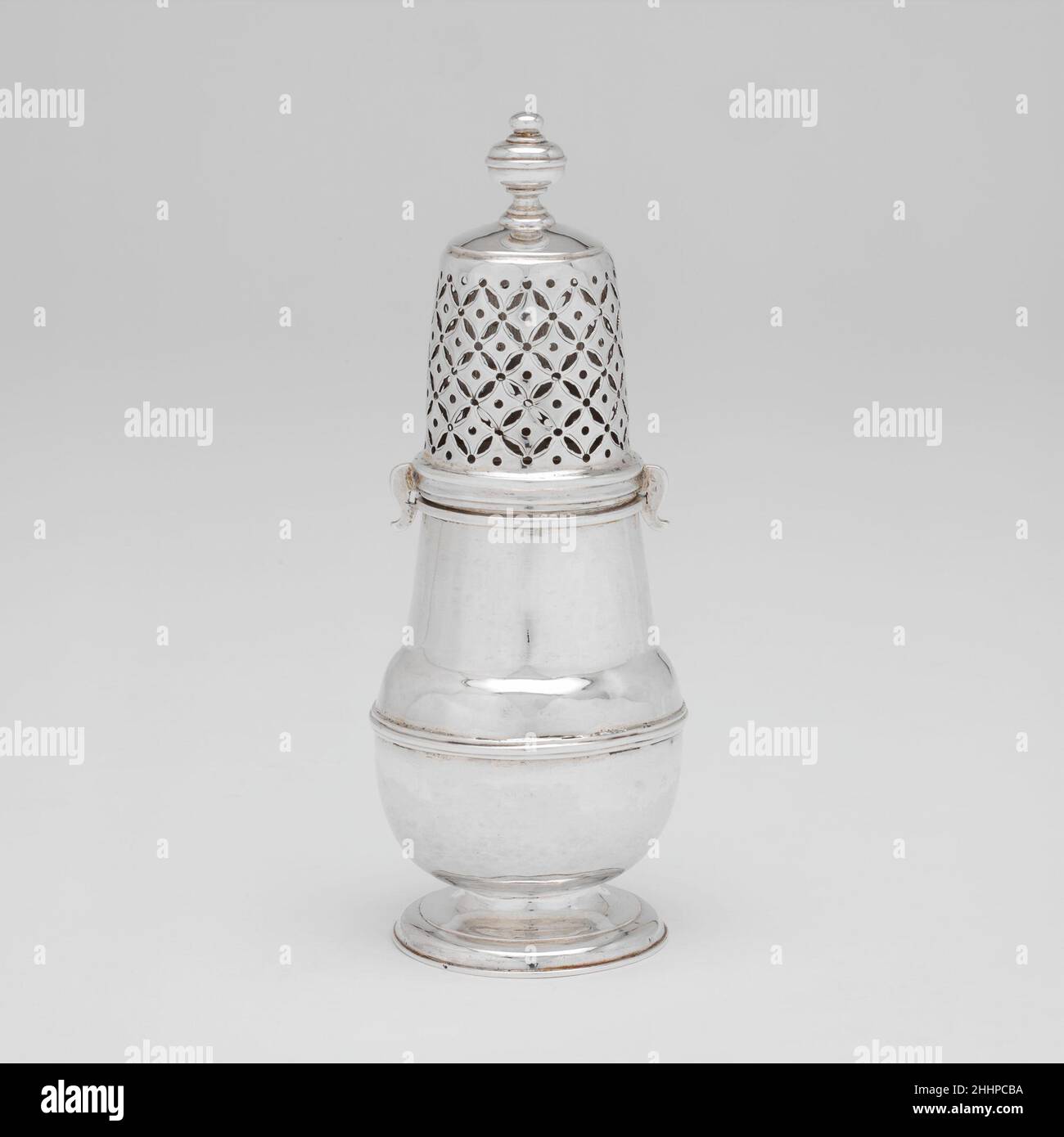 Nachlauf ca. 1735 Adrian Bancker Obwohl amerikanische Silberrollen aus dem 18. Jahrhundert oft in Sets für Zucker und Gewürze hergestellt wurden, sind fast keine kompletten Sets erhalten geblieben. Diese Gießerei ist Teil eines Dreierset (1972.233.1a,b -.3a,b) von Adrian Bancker, einem bekannten New Yorker Silberschmied. Es ist fast identisch mit einem Set jetzt im Museum der Stadt New York.. Nachlauf 1479 Stockfoto
