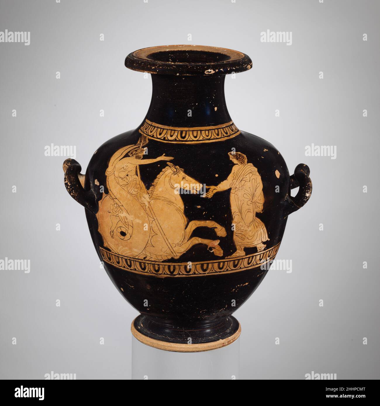 Terracotta-Hydria: Kalpis (Wasserkrug) 1st. Viertel des 4th. Jahrhunderts v. Chr. Griechisch, Dachboden Poseidon auf einem Seepferd und einem JugendDiese unauffällige Vase stellt die beiden Protagonisten in einem der großen griechischen Mythen vor. Der meeresgott Poseidon wurde von Pelops, dem Sohn des Tantalos, verehrt. Als Pelops nach Pisa kam, in Elis, verliebte er sich in Hippodameia, die Tochter des Königs Oinomaos. Oinomaos eliminierte die Freier seiner Tochter, indem er sie in einem Wagenrennen bestiegen hatte. Hier bittet Pelops Poseidon um Pferde, die ihm erlauben, seinen Preis zu gewinnen. Terracotta-Hydria: Kalpis (Wasserbehälter) 251134 Griechisch, Dachboden, Terracotta hy Stockfoto