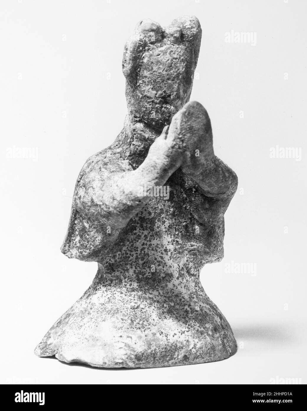 Figur des Entertainers China die in dieser Gruppe von Töpferfiguren dargestellten Musikinstrumente (36.12.1, .2, .10–.13, .16) sind typisch für die Volksmusik der Han-Zeit (206 v. Chr.–n. Chr.) L 220, S. Die Instrumente hatten alle eine lange Geschichte, sie bestanden schon seit Jahrhunderten, im Falle der Zither, oder Jahrtausende, im Falle der Flöte (die jetzt in der Figur des Flötisten fehlt). Abbildung des Entertainers 62965 Stockfoto