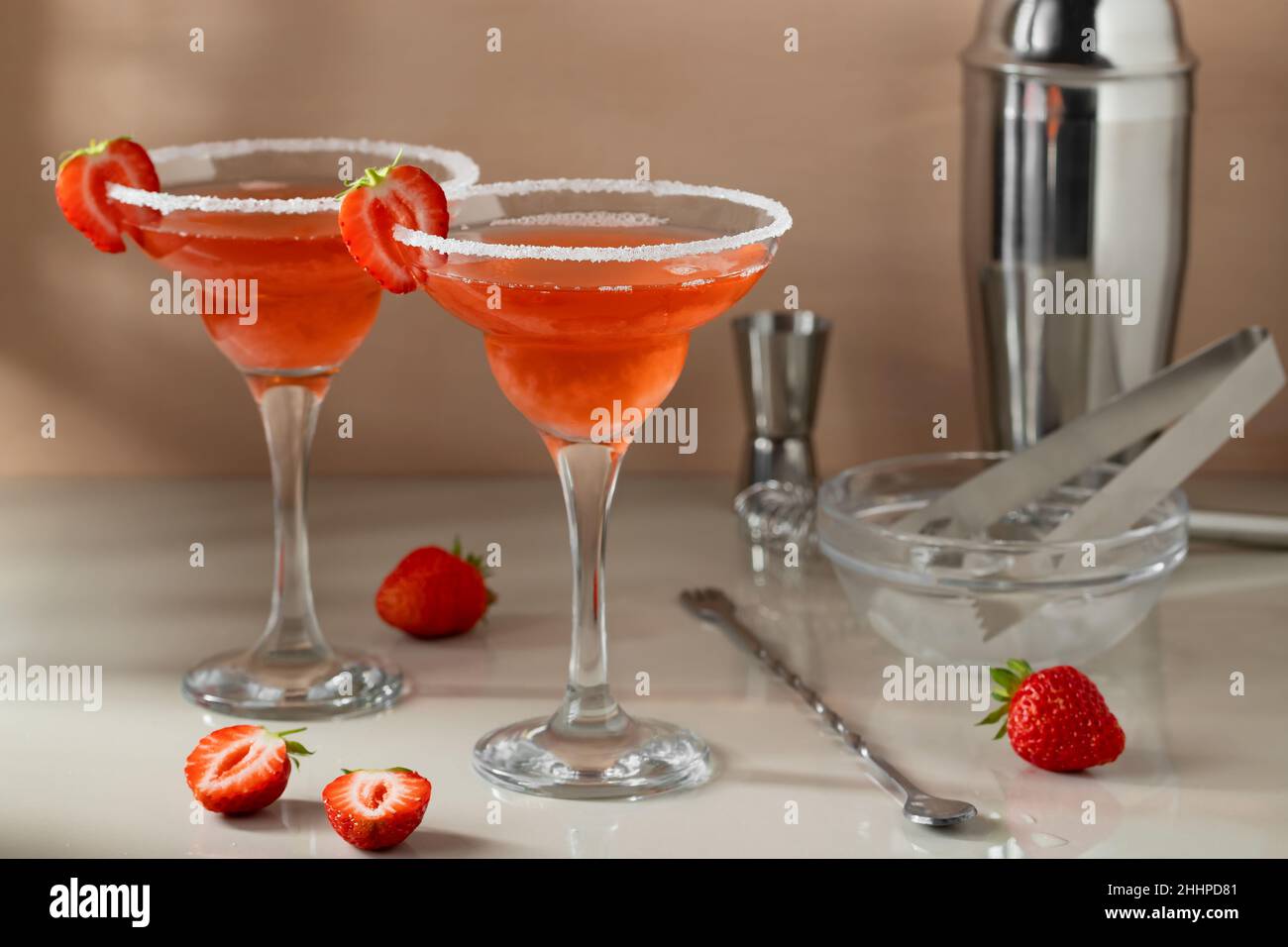 Frisch hausgemachte ErdbeermargaritaCocktails mit Bargeräten auf dem Tisch. Zubereitung von
