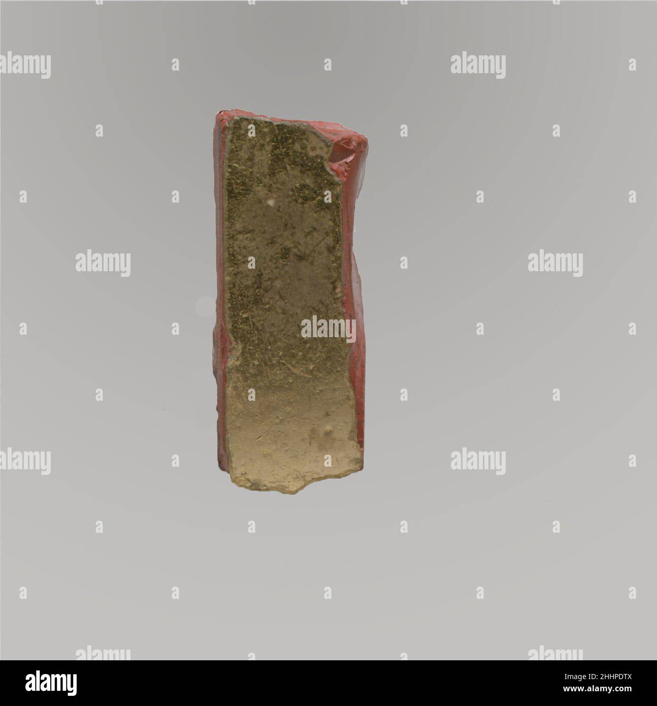 Glasblock mit Blattgold Ende des 1st. Jahrhunderts v. Chr.–Anfang des 1st. Jahrhunderts n. Chr. Roman Dieses Fragment aus einem größeren Block aus streifendem, opak-rotem Glas hat eine Oberfläche, die mit Blattgold unter einer sehr dünnen Schicht farblosen Glases bedeckt ist. Es war wahrscheinlich Teil einer dekorativen Wandverkleidung. Glasblock mit Blattgold. Römisch. Spätes 1st Jahrhundert B.C.–frühes 1st Jahrhundert A.D.. Glas; Guss. Frühkaiserlich. Glas Stockfoto