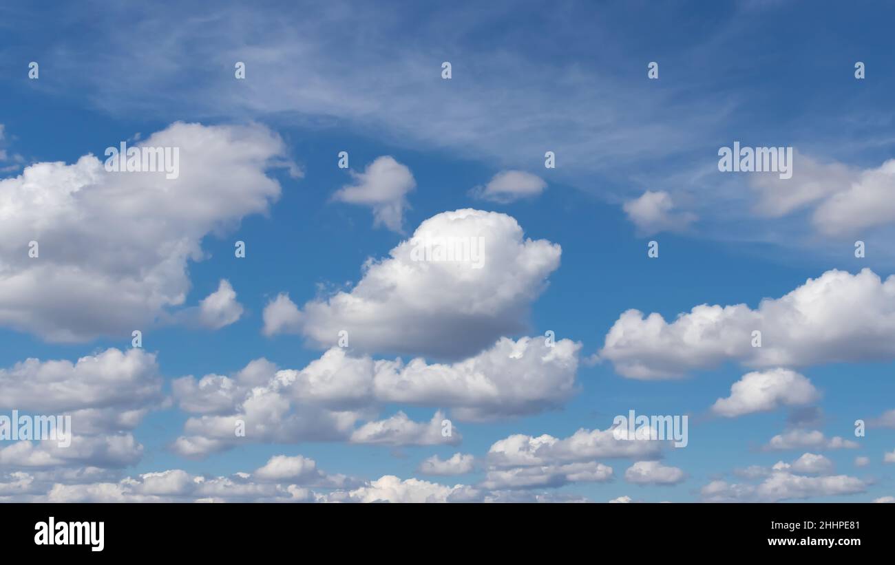 Schöner blauer Himmel mit weißen Cumulus-Wolken, natürlicher Hintergrund Stockfoto