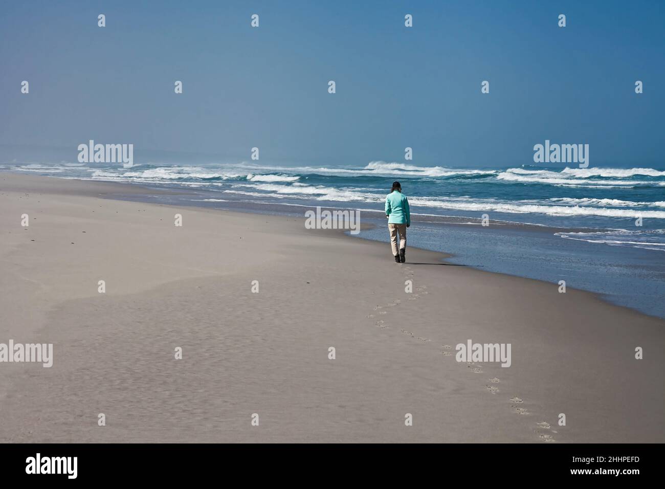 Einzelperson an einem einsamen Strand 12263 Stockfoto