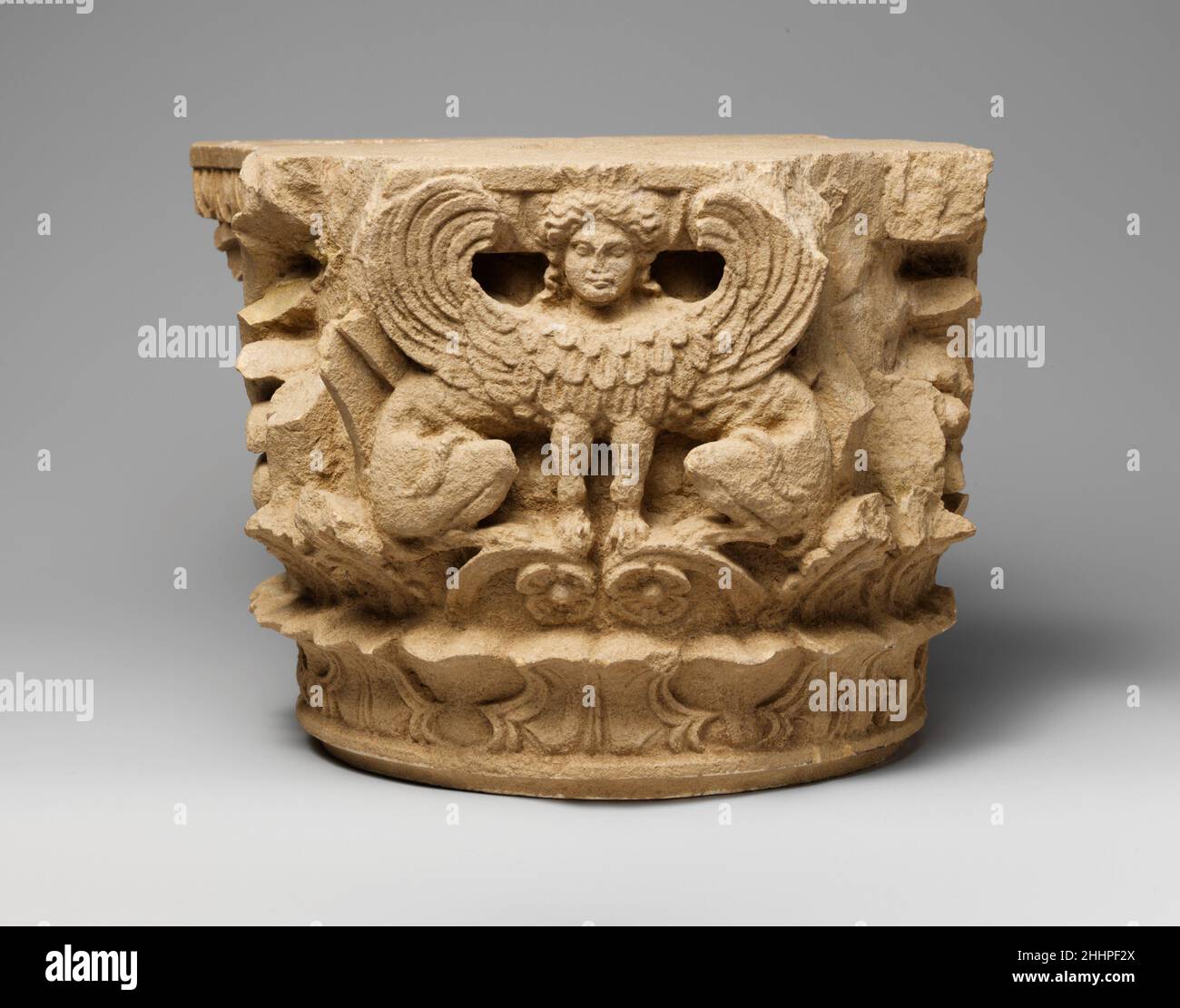 Kalksteinsäulenhauptstadt Ende 4th–3rd Jahrhundert v. Chr. Griechisch, Süditalienisch, Tarentiner Geschenk der Familie Aboutaam, 1995 (1995,95, .291)Kauf, Alexander und Helene Abraham Geschenk, 1996 (1996,26)die Kapitelle, in knackigen und auffallenden Details geschnitzt, sind eine Variante des frühen hellenistischen korinthischen Kapitals. Die Figur eines zweikörperigen Sphinx dominiert Vorder- und Rückseite, und große Palmetten schmücken die Seiten. Sie sind typisch für die architektonische Dekoration, die auf Tarantine Naiskoi (Grabdenkmäler) gefunden wurde. Auf der einen ist die Figur der Sphinx ungewöhnlich groß, so dass nur wenig von der ursprünglichen korinthischen aca übrig bleibt Stockfoto